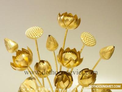 Vì sao nên bài trí hoa sen bằng đồng trên ban thờ?