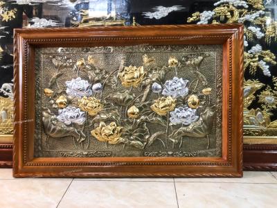 Tranh hoa sen bằng đồng khung gỗ chò chỉ 116x76cm