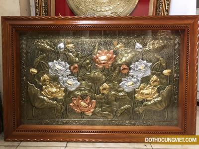 Chiêm ngưỡng Tranh đồng hoa sen dát tam khí phủ bì khung gỗ chò 76x116cm