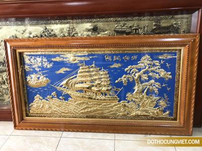 Tranh thuận buồm xuôi gió bằng đồng nền xanh kích thước 90x170cm
