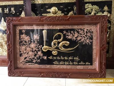 Tại sao nên treo tranh chữ bằng đồng trong nhà