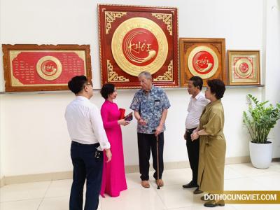 Tranh và đĩa mặt trống đồng chạm chữ Khỏe thay lời chúc tới người sở hữu