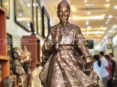 Cách bài trí tượng đồng Trần Hưng Đạo trong phòng làm việc