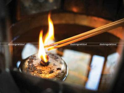 Cách cắm hương trên bàn thờ gia tiên đúng cách
