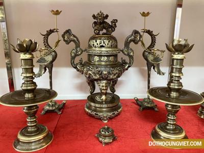 Bài trí ban thờ bằng ngũ sự hay tam sự bằng đồng?