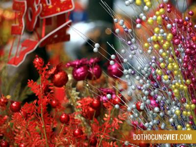 Có nên bày đồ giả, cành vàng lá ngọc lên bàn thờ?