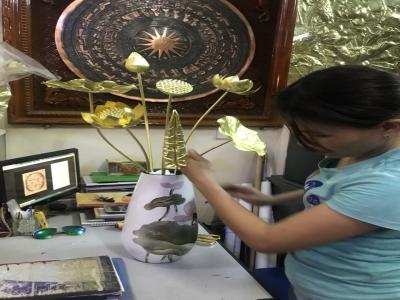 Cách cắm hoa sen trên bàn thờ