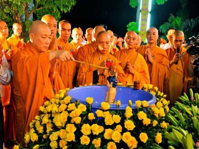 Nguồn gốc và ý nghĩa của lễ tắm Phật trong ngày Phật Đản